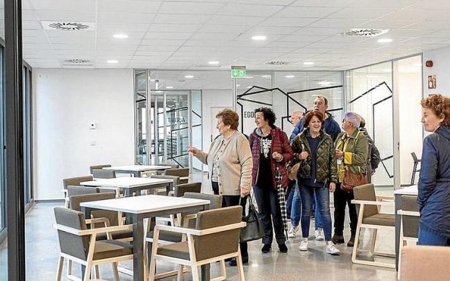 Herritar talde bat eraikina ezagutzen.