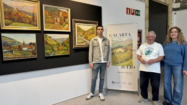 El edil de cultura, Andoni Arratibel, Álvaro Arregi y la alcaldesa en la presentación de la exposición.