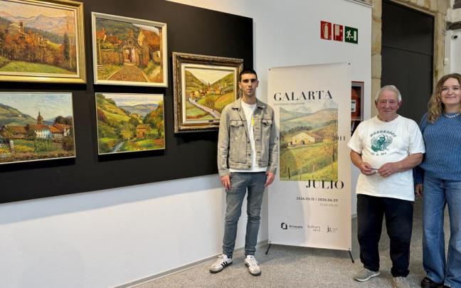 El edil de cultura, Andoni Arratibel, Álvaro Arregi y la alcaldesa en la presentación de la exposición.