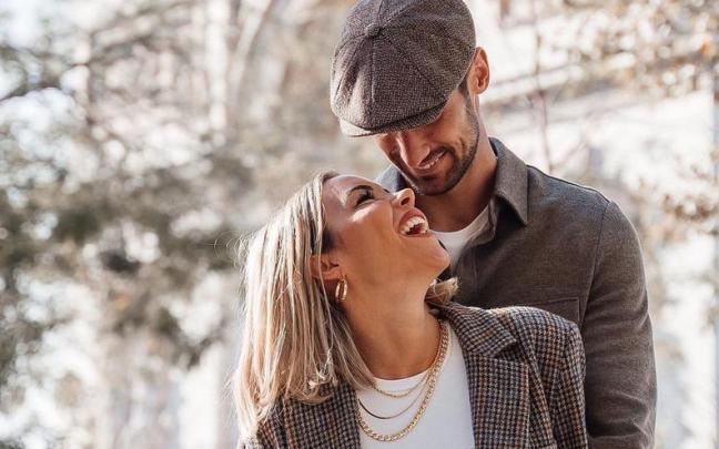 El futbolista Sergio Rico y su mujer, Alba Silva.