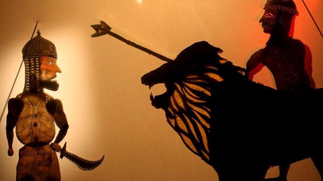 El teatro de sombras juega con la luz para dar forma a los más diversos relatos, a partir de una tradición que tiene miles de años de historia.