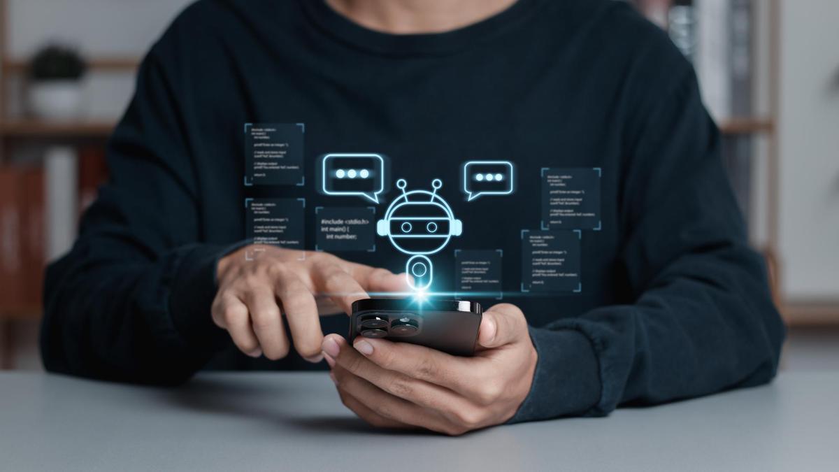 Un hombre conversa con un chatbot en su móvil.