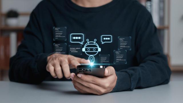 Un hombre conversa con un chatbot en su móvil.