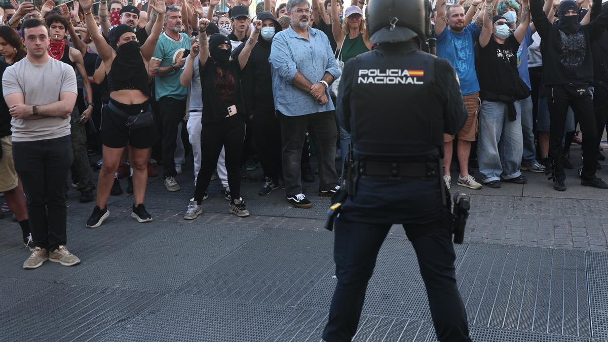 Los acampados por la vivienda hacen una cadena humana contra las personas que se han juntado para protestar contra ellos en la Puerta del Sol.