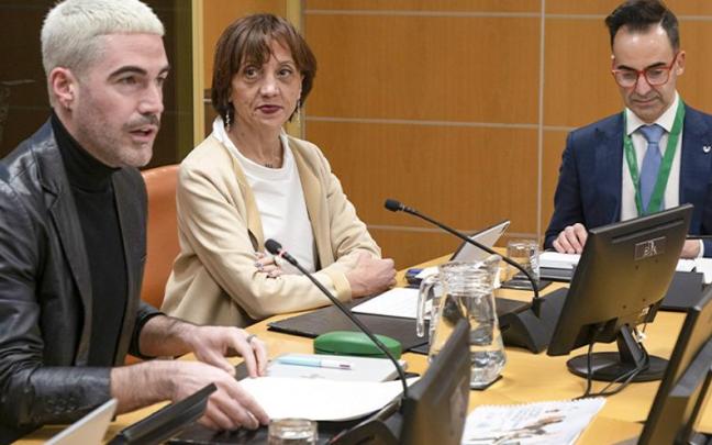 Ezkerretik eskumara, Ikoitz Arrese legebiltzarkidea eta gaur Hezkuntza Batzordearen gaurko saio honen buru, Eva Ferreira errektorea eta Aitor Zurimendi, UPV/EHUko idazkari nagusia.