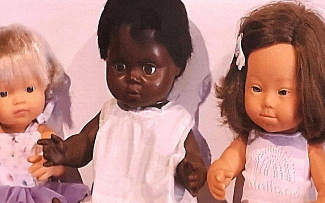 Muñecas de raza blanca y negra, junto a otra con Síndrome de Down / Cedida Muñecas de raza blanca y negra, junto a otra con Síndrome de Down