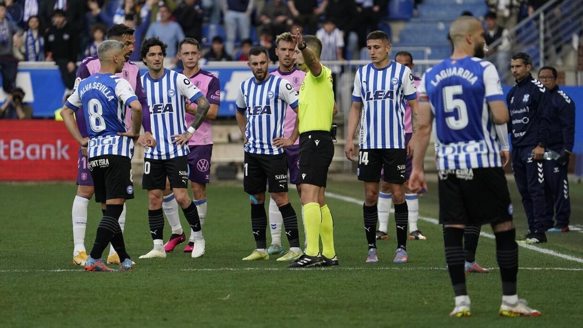 Cordero Vega, rodeado por jugadores de uno y otro equipo, durante el Alavés-Tenerife.