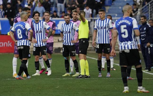 Cordero Vega, rodeado por jugadores de uno y otro equipo, durante el Alavés-Tenerife.