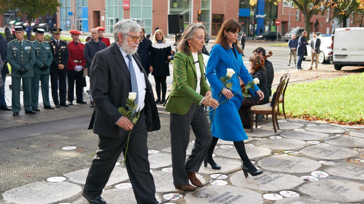 Ls delegada del Gobierno en Euskadi, Marisol Garmendia, y la alcaldesa de Gasteiz, la socialista Maider Etxebarria, han participado en el acto junto al director del Centro Memorial de Víctimas del Terrorismo, Florencio Domínguez.