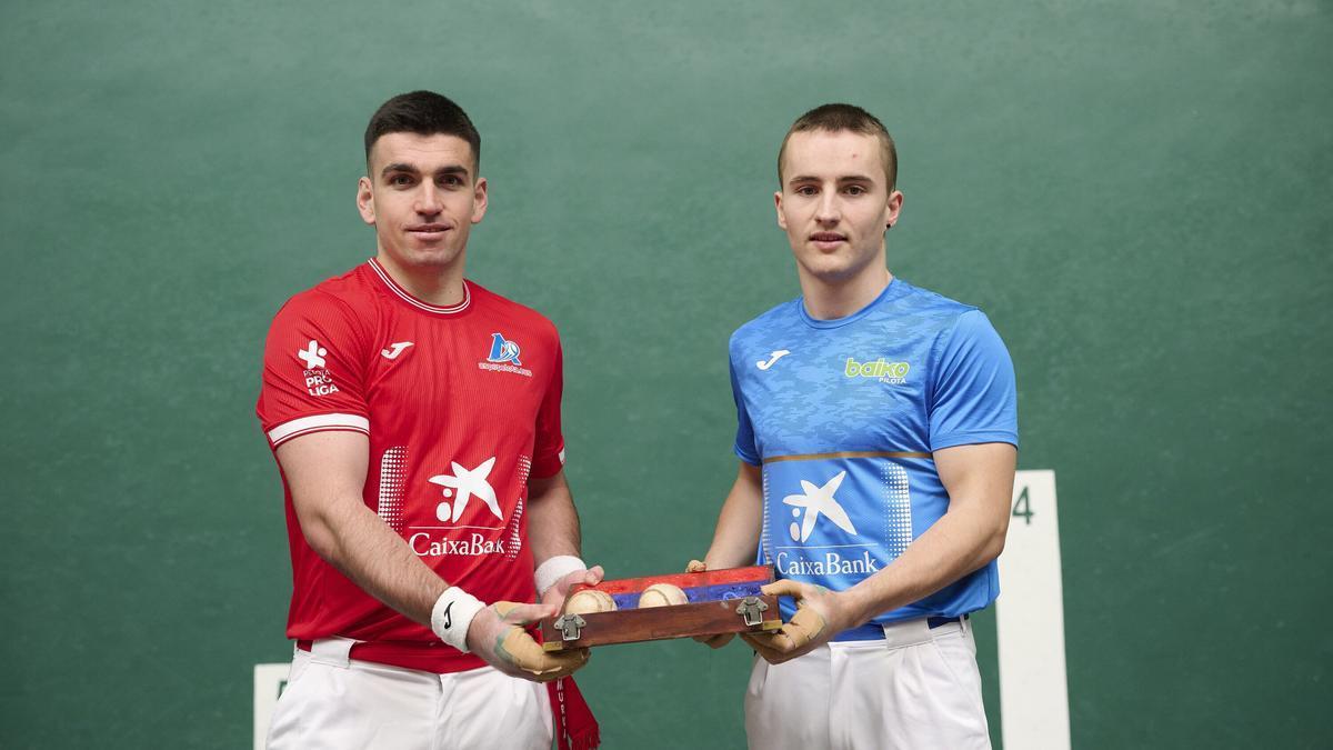 En imágenes: Ander Murua y Unai Amiano eligen material en el frontón Labrit de Iruñea para la final del Manomanista Serie B.