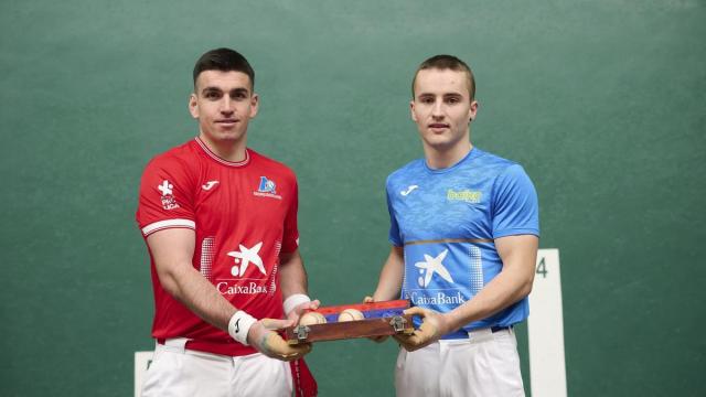 En imágenes: Ander Murua y Unai Amiano eligen material en el frontón Labrit de Iruñea para la final del Manomanista Serie B.