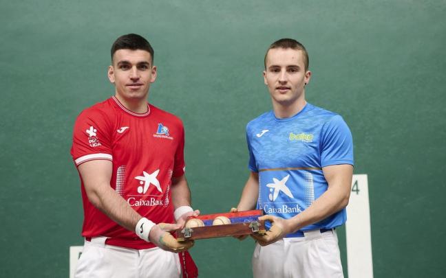 En imágenes: Ander Murua y Unai Amiano eligen material en el frontón Labrit de Iruñea para la final del Manomanista Serie B.