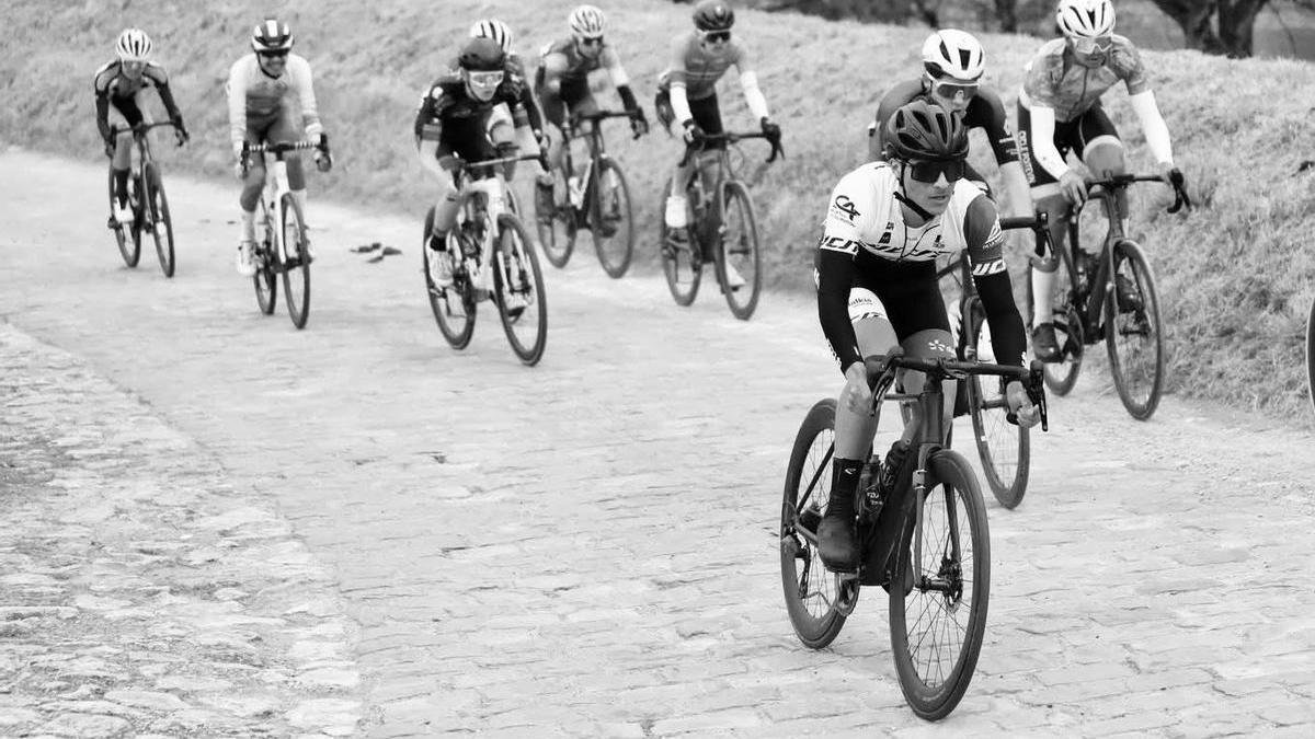 El ciclista francés Noa Sartis, de 16 años, al frente en una carrera.