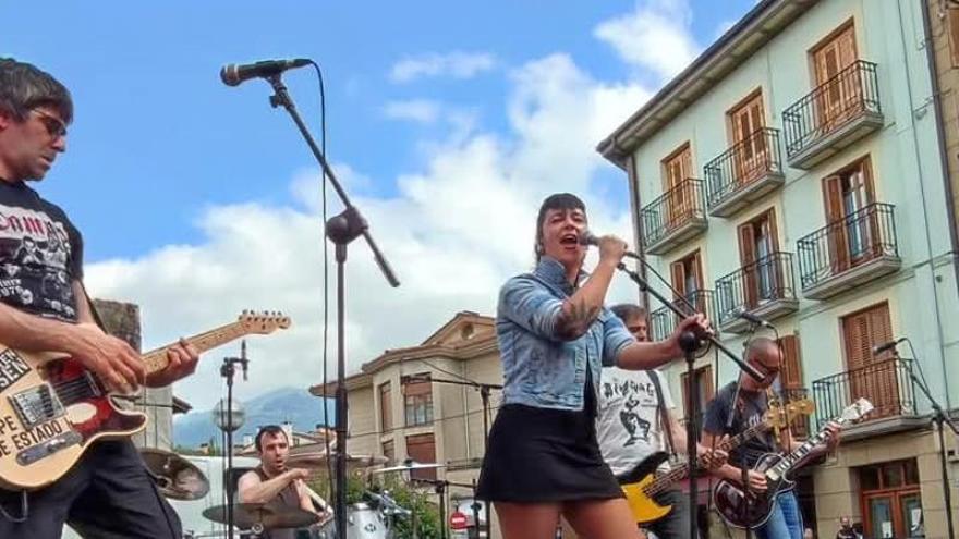 El grupo de punk rock Larru Beltzak de Oñati durante un concierto.