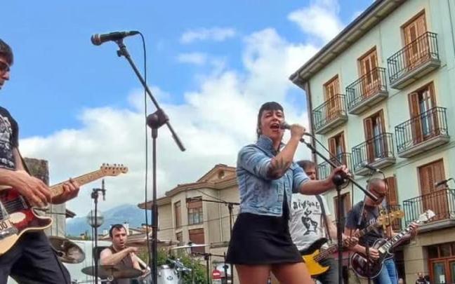 El grupo de punk rock Larru Beltzak de Oñati durante un concierto.
