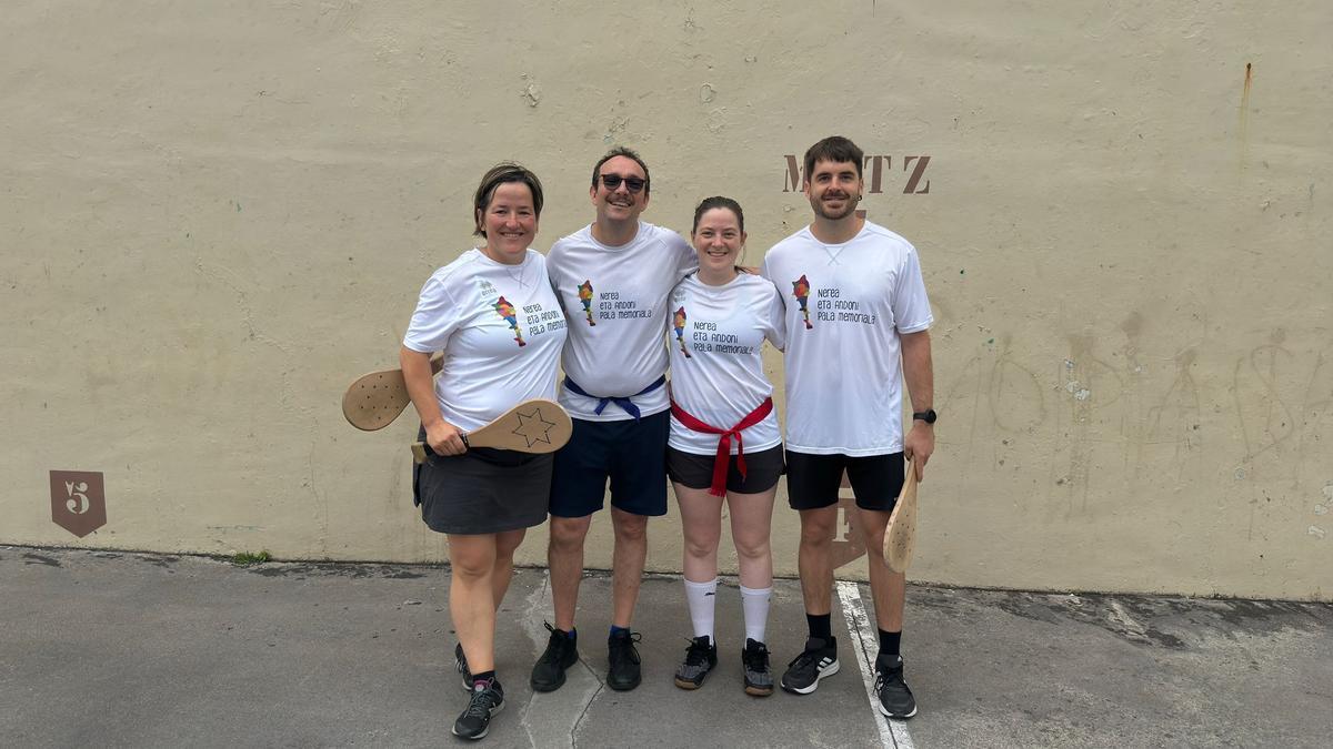 Dos parejas antes de comenzar el partido de pala.