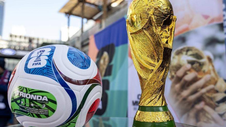 Réplica del trofeo de la Copa del Mundo de la FIFA junto al balón oficial del Mundial 2026.