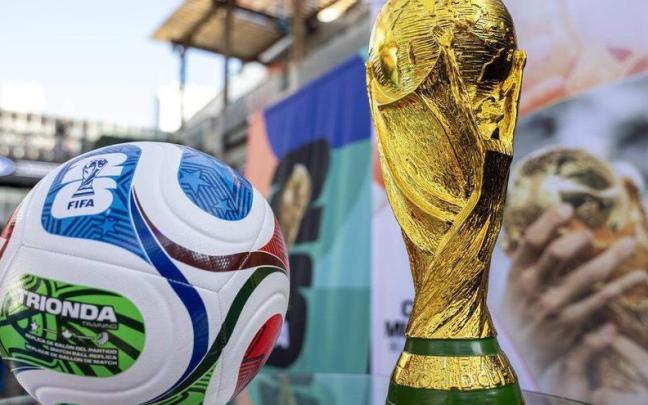 Réplica del trofeo de la Copa del Mundo de la FIFA junto al balón oficial del Mundial 2026.