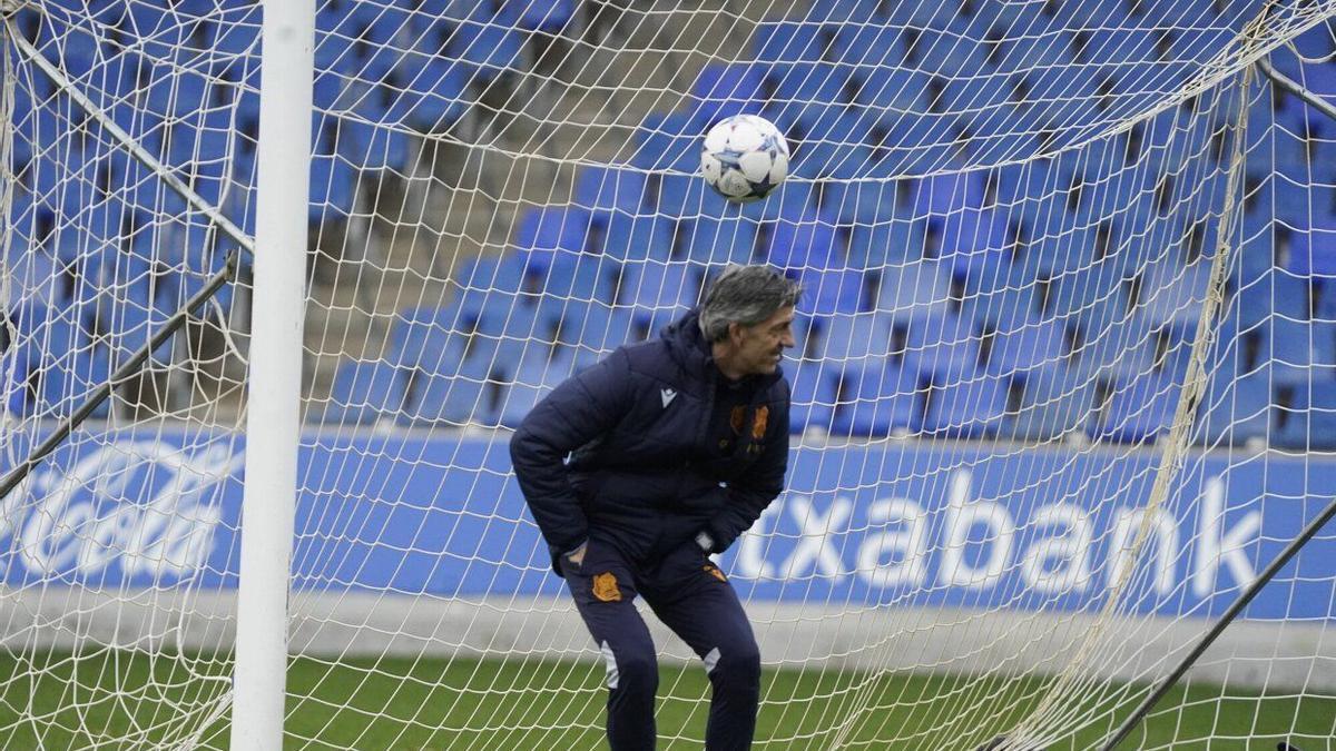 Imanol hace un ejercicio con un balón, durante la sesión de este martes en Zubieta. / RUBEN PLAZA