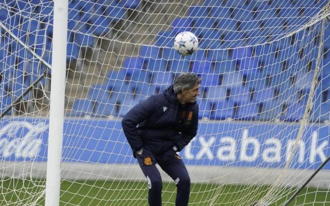 Imanol hace un ejercicio con un balón, durante la sesión de este martes en Zubieta. / RUBEN PLAZA