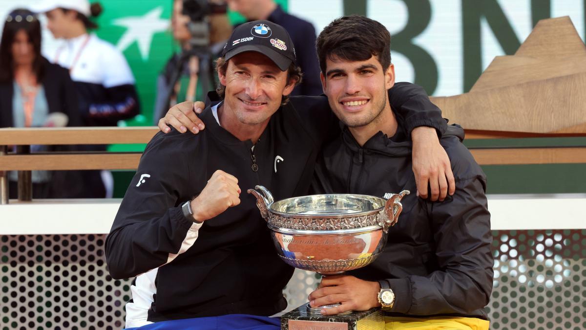 Juan Carlos Ferrero y Carlos Alcaraz posan con uno de los 24 trofeos que lograron juntos.