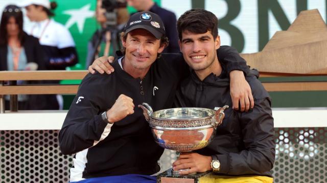 Juan Carlos Ferrero y Carlos Alcaraz posan con uno de los 24 trofeos que lograron juntos.