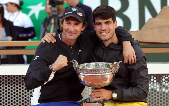 Juan Carlos Ferrero y Carlos Alcaraz posan con uno de los 24 trofeos que lograron juntos.