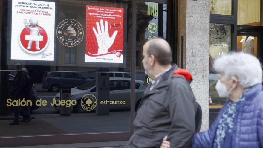 Una pareja pasea frente a un salón de juego ubicado en Euskadi.