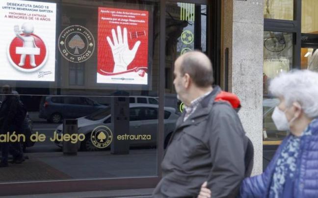 Una pareja pasea frente a un salón de juego ubicado en Euskadi.