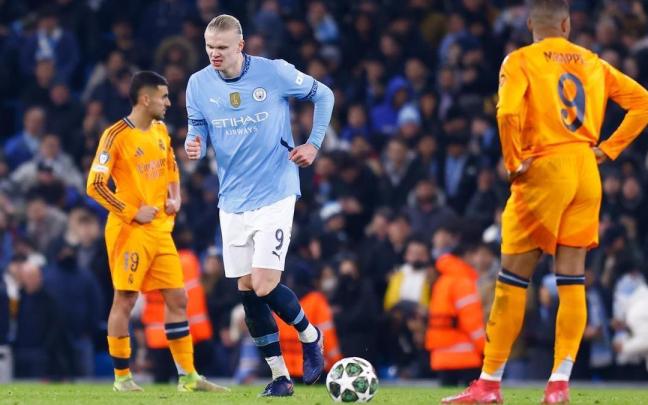 Erling Haaland y Kylian Mbappé, en un duelo de la Champions League de la pasada temporada.