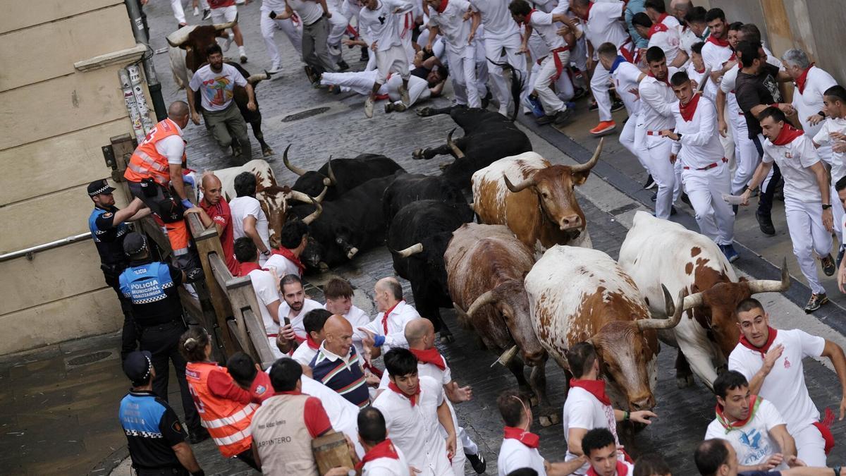 Imagen del primer encierro de San Fermín 2025, con la ganadería Fuente Ymbro