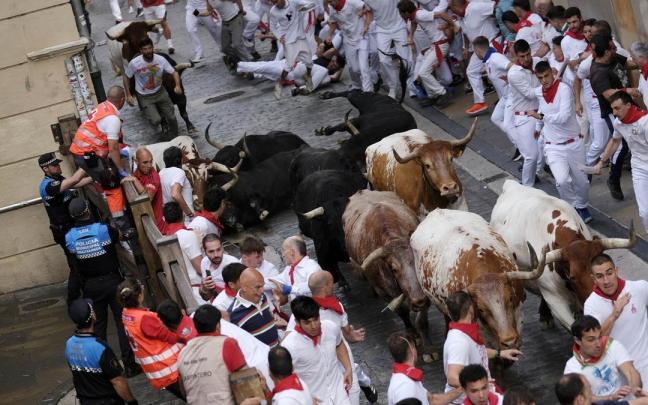 Imagen del primer encierro de San Fermín 2025, con la ganadería Fuente Ymbro / Oskar Montero / Iban Aguinaga / Javier Bergasa / Unai Beroiz Imagen del primer encierro de San Fermín 2025, con la ganadería Fuente Ymbro