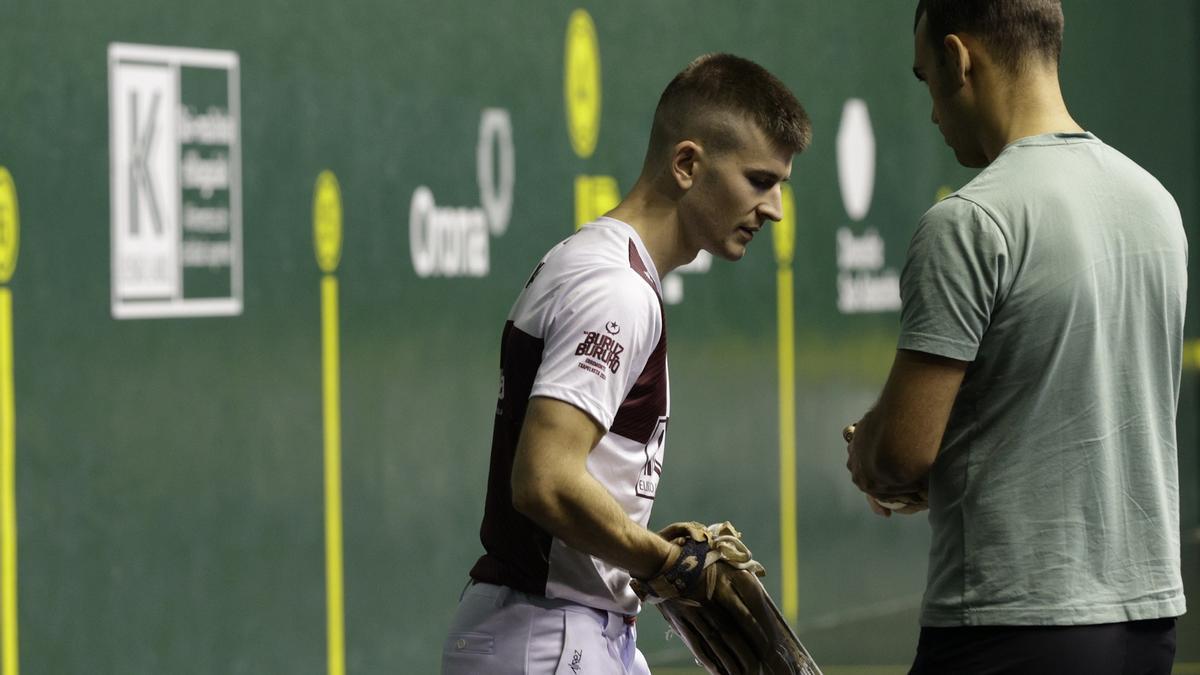 Endika Barrenetxea e Imanol Ansa eligen material para la final del Individual de remonte.