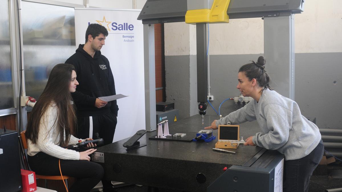 Dos alumnos del centro de La Salle Berrozpe atienden a las explicaciones de Amaia.