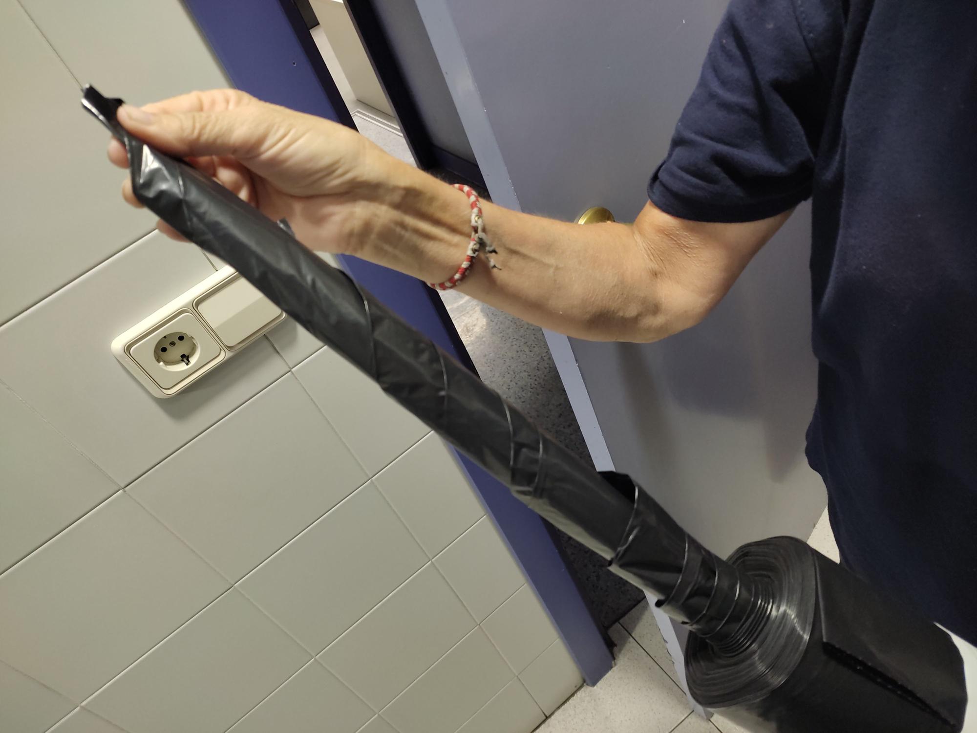 Se puede empezar el paquete de bolsas de basura sacando primero la del centro del rollo.