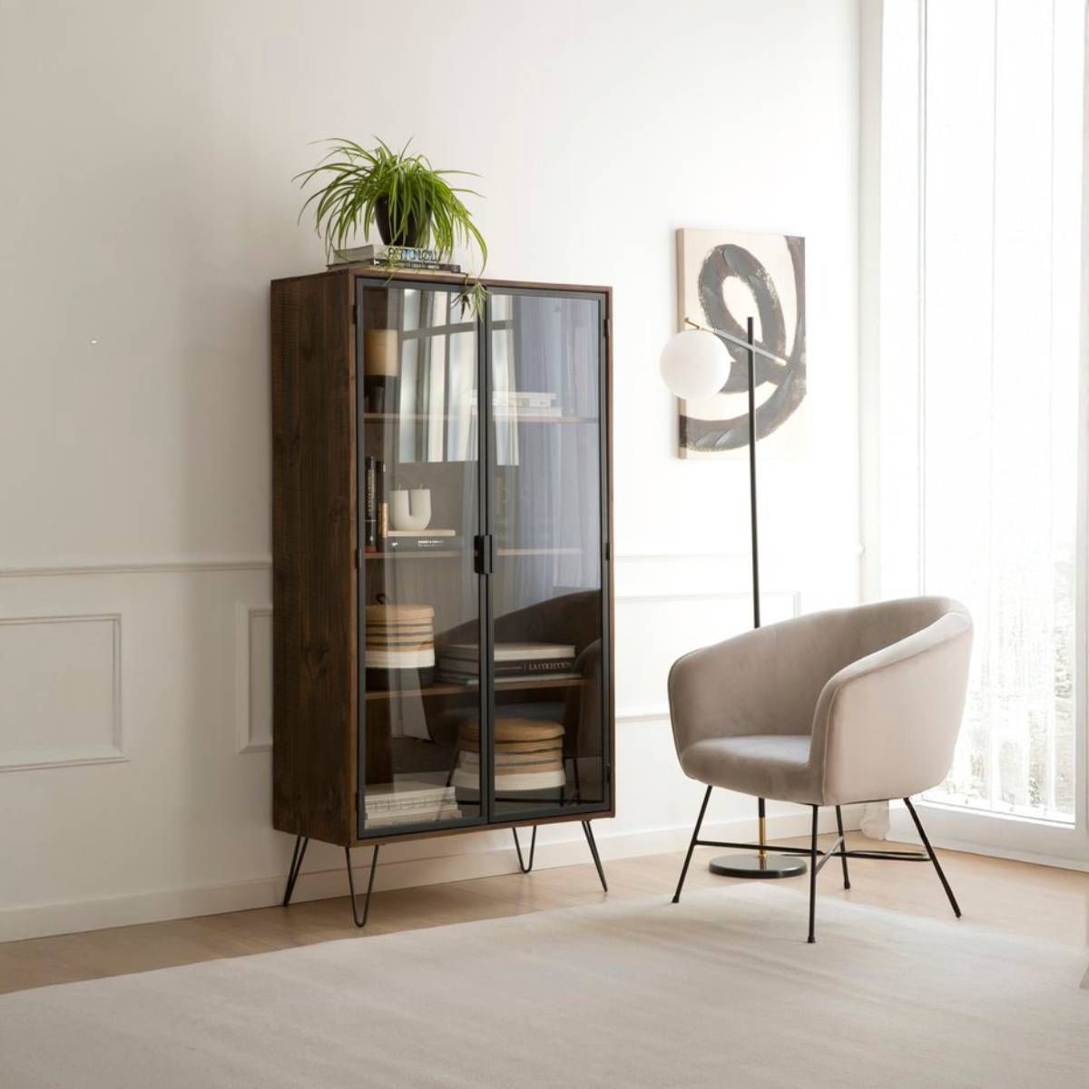 Vitrina de madera oscura y metal.
