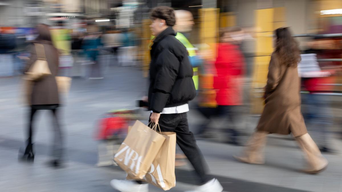 Varias personas con bolsas