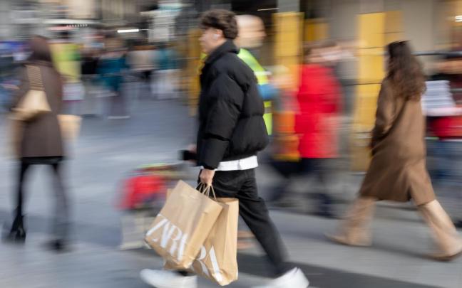 Varias personas con bolsas