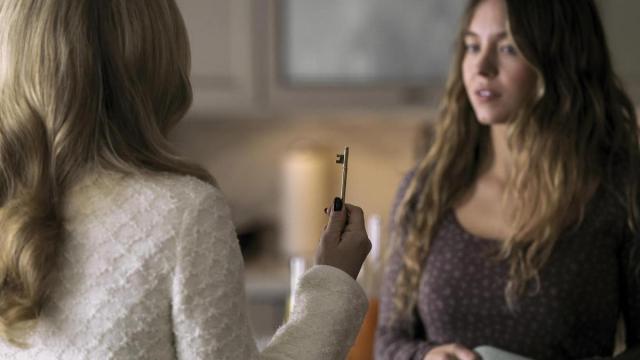 Amanda Seyfried y Sydney Sweeney en 'La asistenta'.