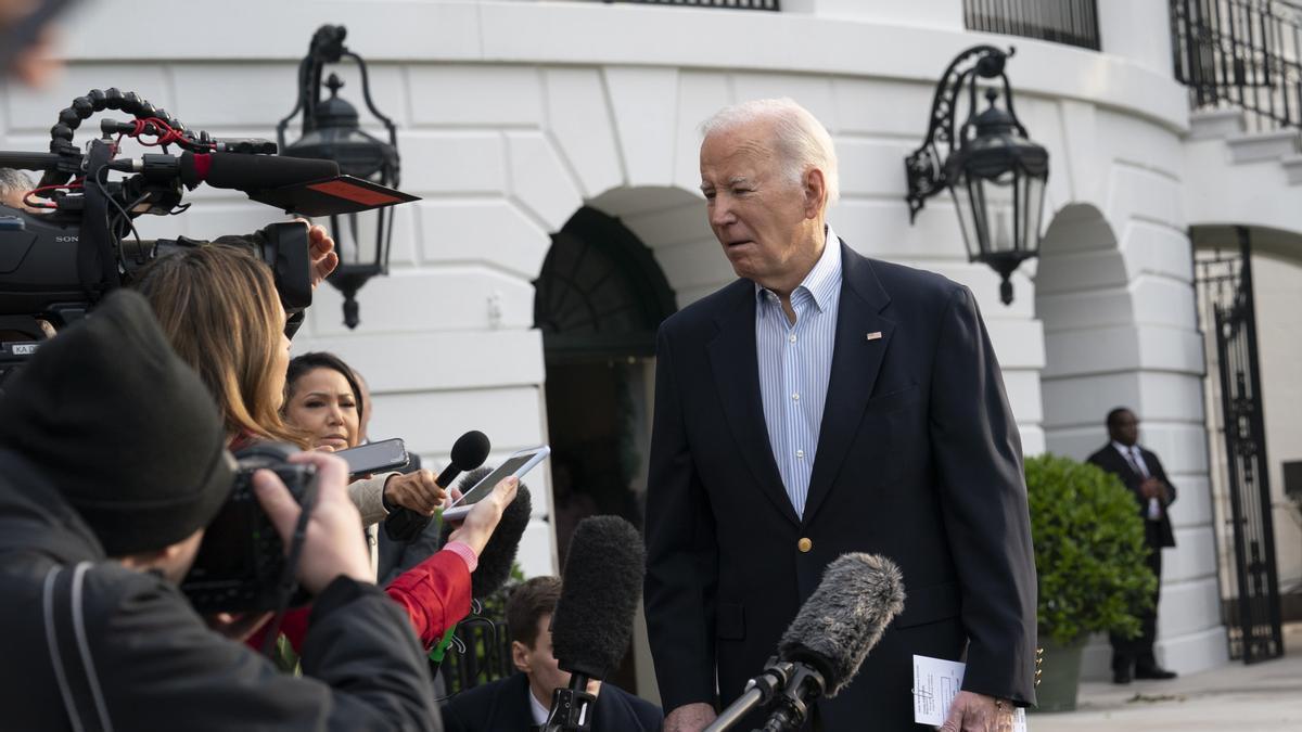 Biden comparece ante los medios en los jardines de la Casa Blanca.