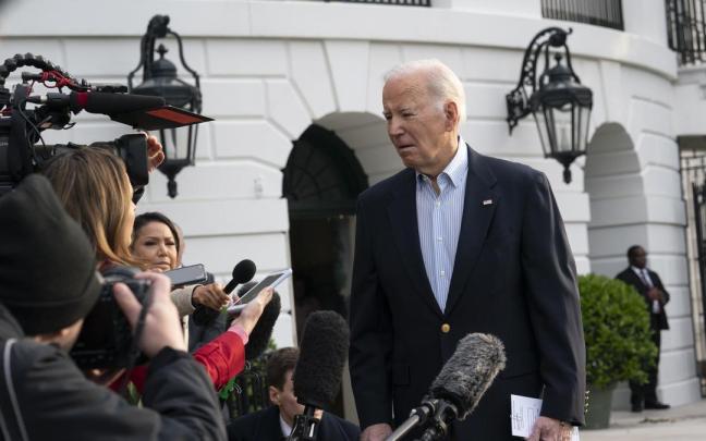 Biden comparece ante los medios en los jardines de la Casa Blanca.
