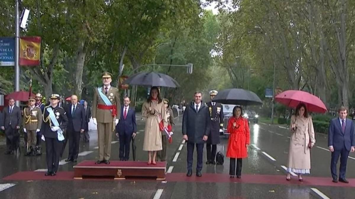 Pitos y gritos a Sánchez a su llegada al desfile del 12 de octubre