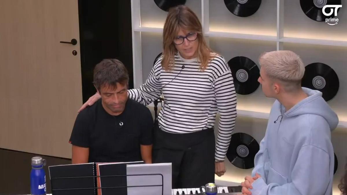 Noemí Galera, junto a Manu Guix, hablando de la dana a los concursantes.