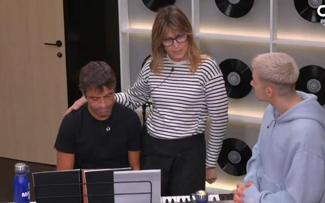 Noemí Galera, junto a Manu Guix, hablando de la dana a los concursantes.