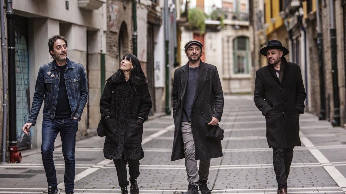 Miembros de "El Columpio Asesino" paseando por Iru&ntilde;ea