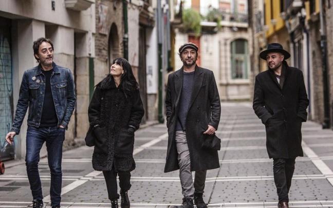 Miembros de "El Columpio Asesino" paseando por Iru&ntilde;ea