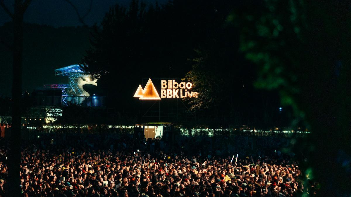 Miles de personas disfrutan en Kobetamendi de unos de los conciertos del Bilbao BBK Live.