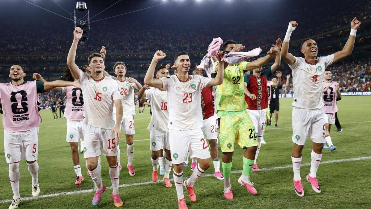La selección marroquí celebra su pase a octavos de final