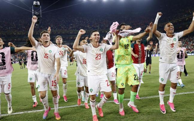 La selección marroquí celebra su pase a octavos de final