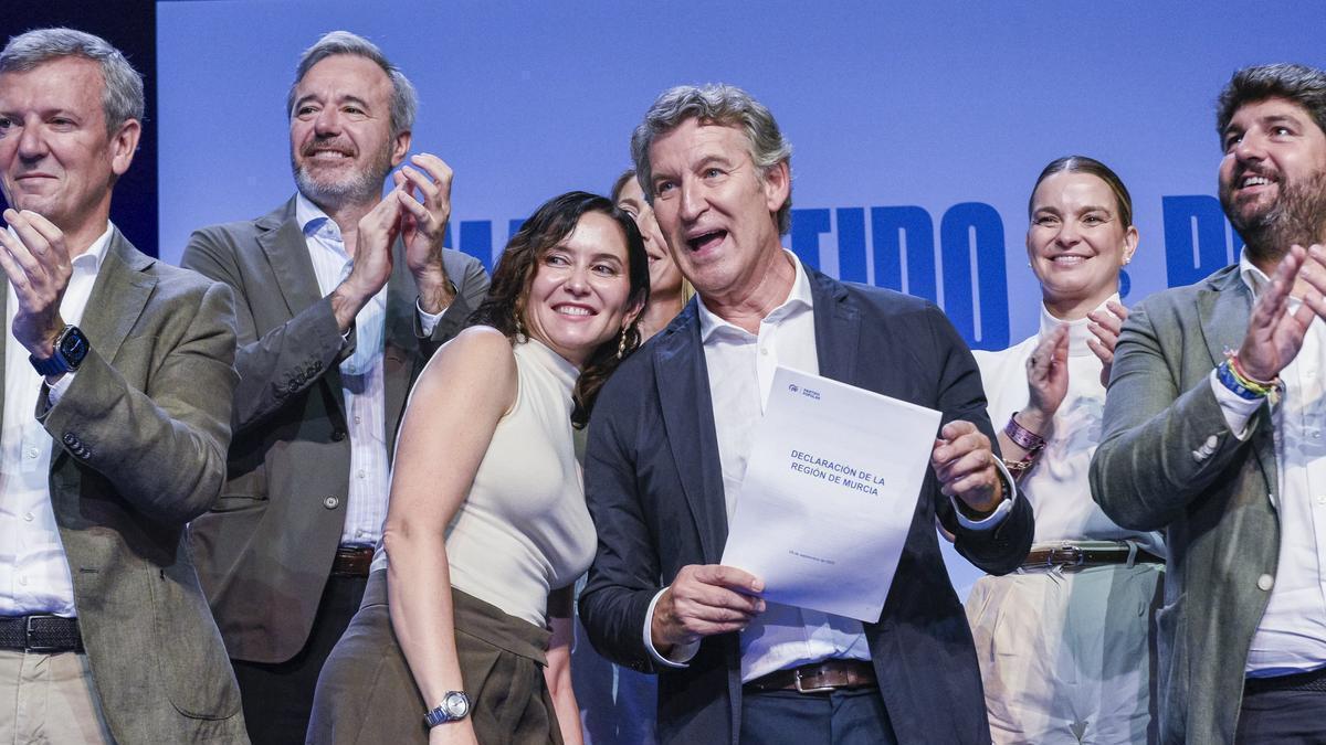 La presidenta de la Comunidad de Madrid, Isabel Díaz Ayuso, y el presidente del Partido Popular, Alberto Núñez Feijóo, durante la clausura del acto en Murcia.